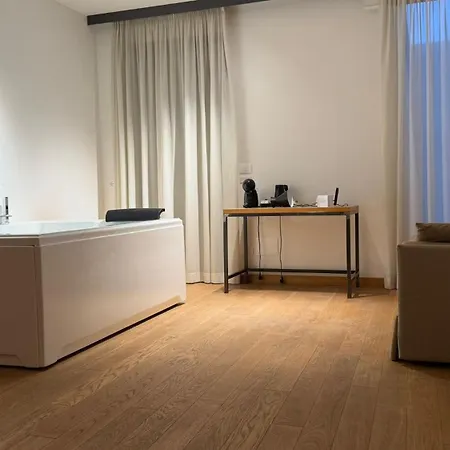Glass House - Smart Rooms & Parking-3